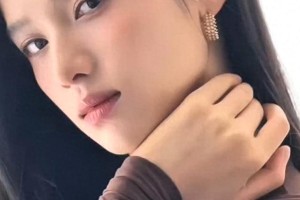 张婧仪黑色抹胸装展现冷艳魅力