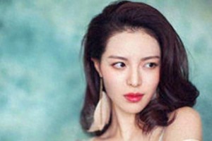 钟楚曦与外籍男模恋情曝光，昔日亲密照引热议