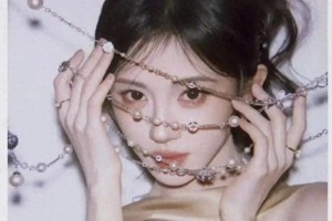 鞠婧祎金色挂脖上衣美照合集 优雅珍珠项链造型惊艳