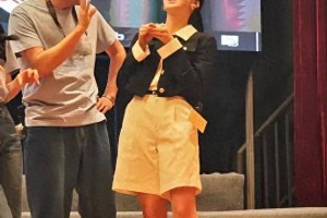 张婧仪黑色长靴造型引争议：高筒靴显腿短？