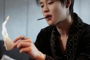 柯淳因酒吧蹦迪抽烟引争议，短剧一哥如何应对公众质疑