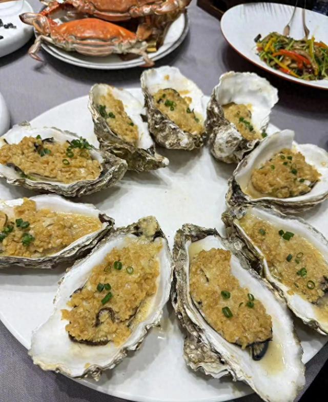 黄晓明晒青岛海鲜烧烤大餐，邀你五一游青岛