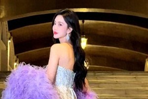 孟子义星光大赏抹胸礼裙造型惊艳，自律身材获赞