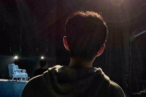 肖战的氛围感与脆弱美：当众孤独的独特魅力