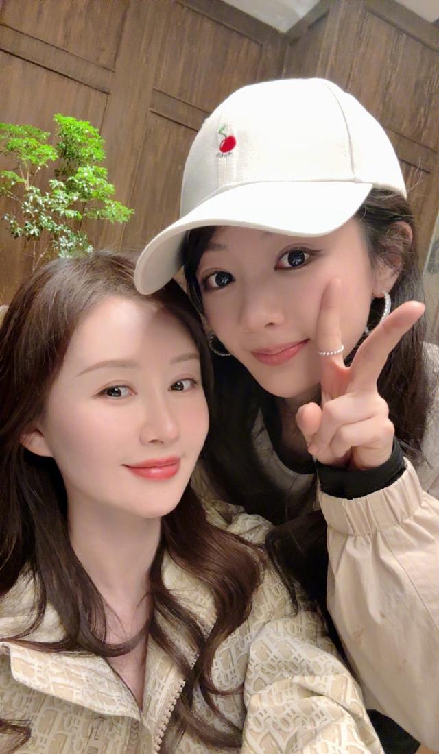 杨紫舒畅贴脸合影