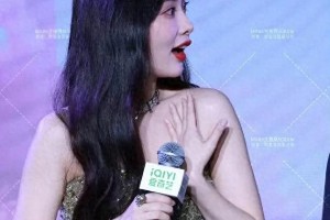 孟子义旧照曝光：颜值扛打但脚部姿态引争议