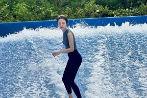 赵今麦冲浪照片惊艳，展现帅气老公姐风采