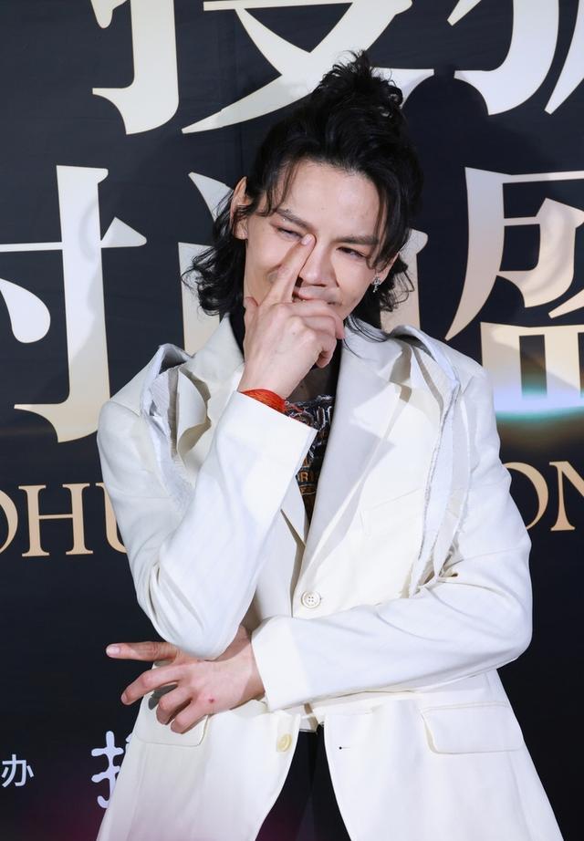 向佐抽象演技