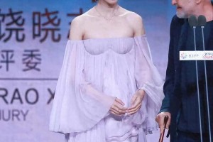 金晨性感美照引热议 身旁外国老头身份成谜
